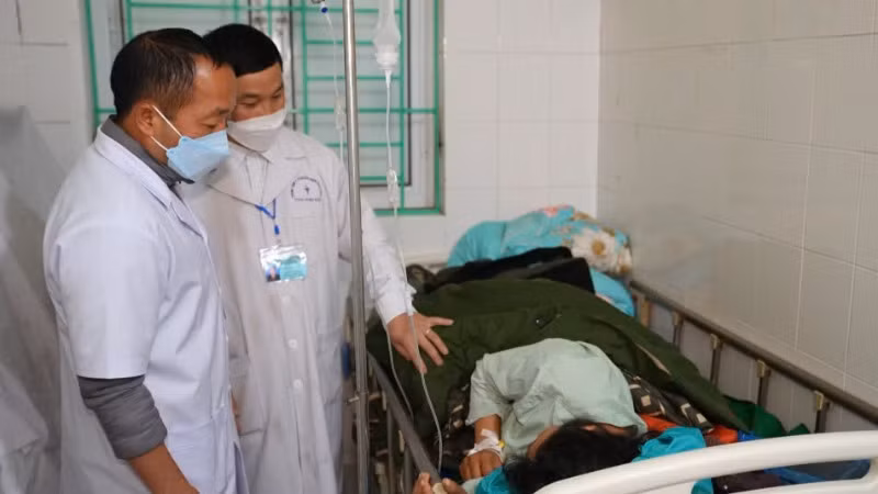 Các bác sĩ Trung tâm Y tế huyện Điện Biên Đông (tỉnh Điện Biên) tham gia Dự án 585 thăm khám cho bệnh nhân.