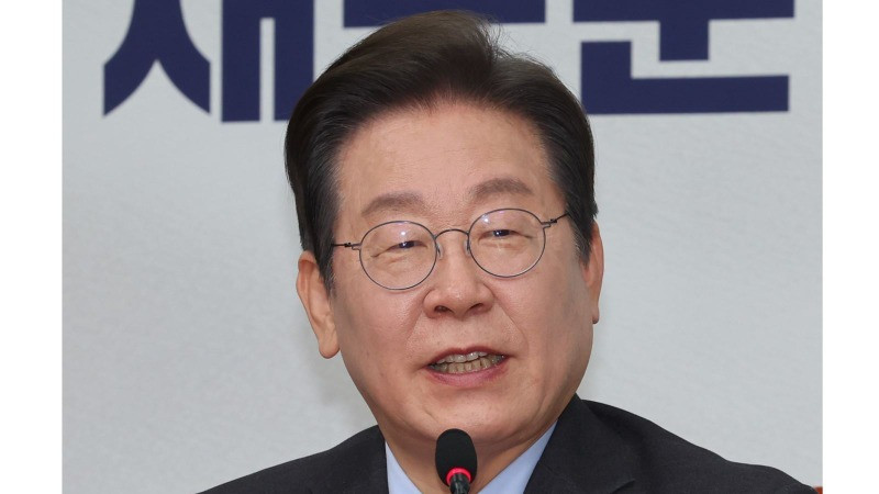 Chủ tịch đảng Dân chủ (DP) Lee Jae Myung phát biểu tại Quốc hội ở Seoul, Hàn Quốc ngày 9/4/2025. (Ảnh: Yonhap/TTXVN)