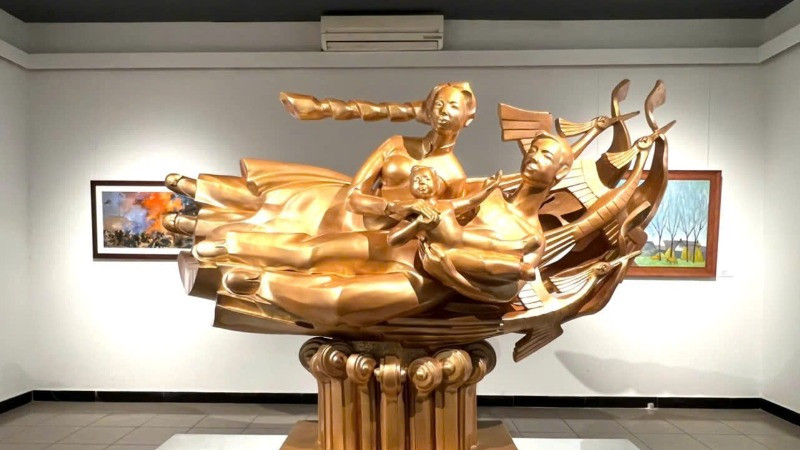 Tác phẩm tượng đồng Cội nguồn hạnh phúc của Đinh Gia Thắng.