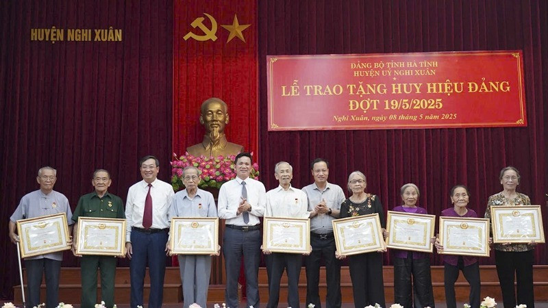 Huyện ủy Nghi Xuân (Hà Tĩnh) trao tặng Huy hiệu Đảng dịp 19/5/2025 cho các đảng viên trên địa bàn.