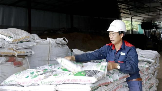 Ảnh minh họa: Vận chuyển sản phẩm phân bón tại Nhà máy sản xuất phân bón hữu cơ Bamboo Organic. (Ảnh: Hoàng Hùng/TTXVN)