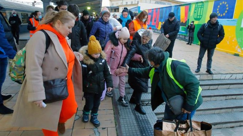 Người tị nạn từ Ukraine tới ga tàu hỏa ở Bucharest, Romania, ngày 7/3/2022. (Ảnh: THX/ TTXVN)