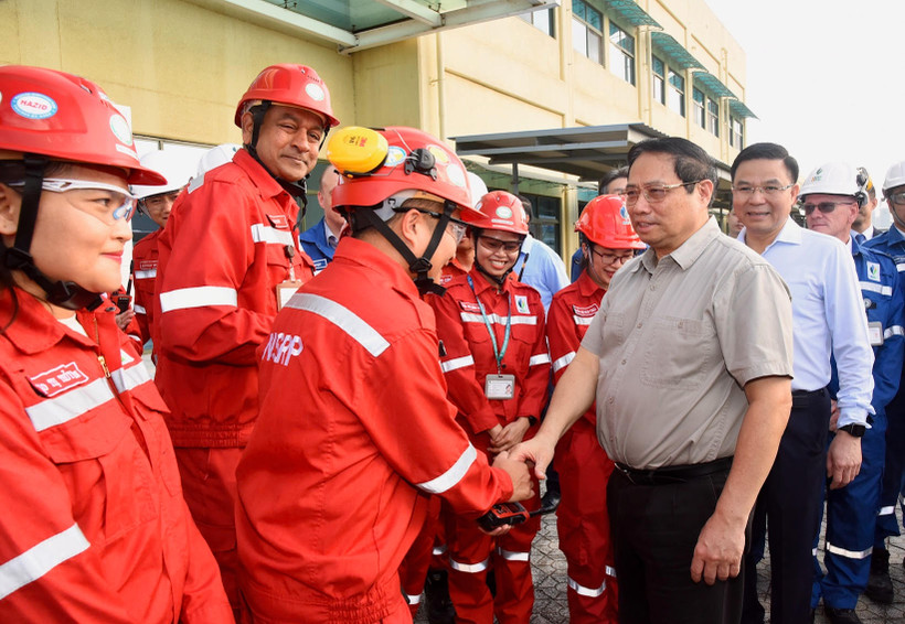 Thủ tướng Phạm Minh Chính gặp mặt kỹ sư, công nhân Nhà máy lọc hóa dầu Nghi Sơn.