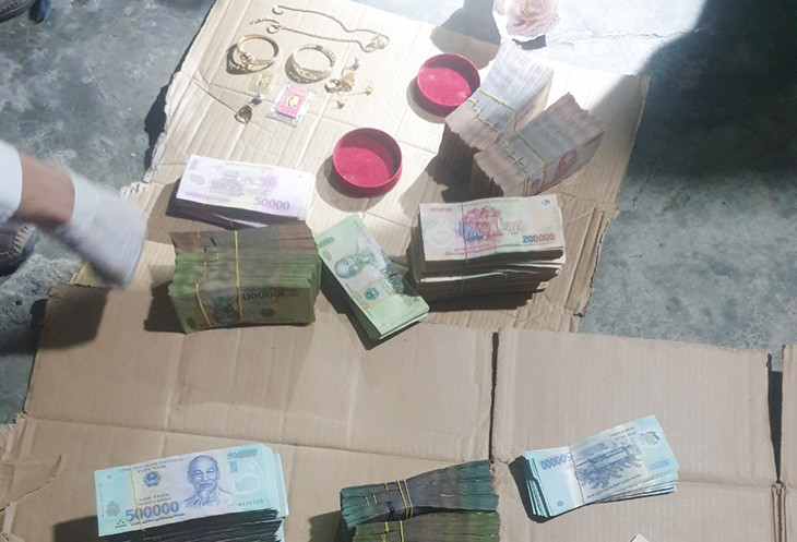 Công an lập biên bản tạm giữ tang vật thu được của vụ trộm tại nhà bà M. 