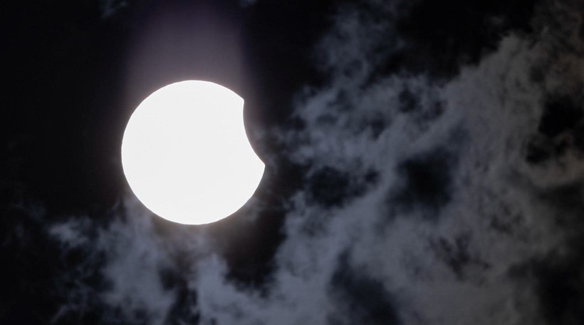 Hiện tượng bắt đầu từ khoảng 10 giờ 36 phút đến 12 giờ 6 phút, đạt cực đại vào lúc 11 giờ 20 phút. (Ảnh: NAG Minh Hoà)