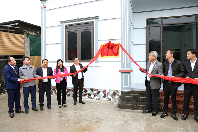 Các đại biểu gỡ băng khánh thành nhà đại đoàn kết tại gia đình anh Đinh Văn Tinh, thôn Nà Va, xã Thượng Lâm.