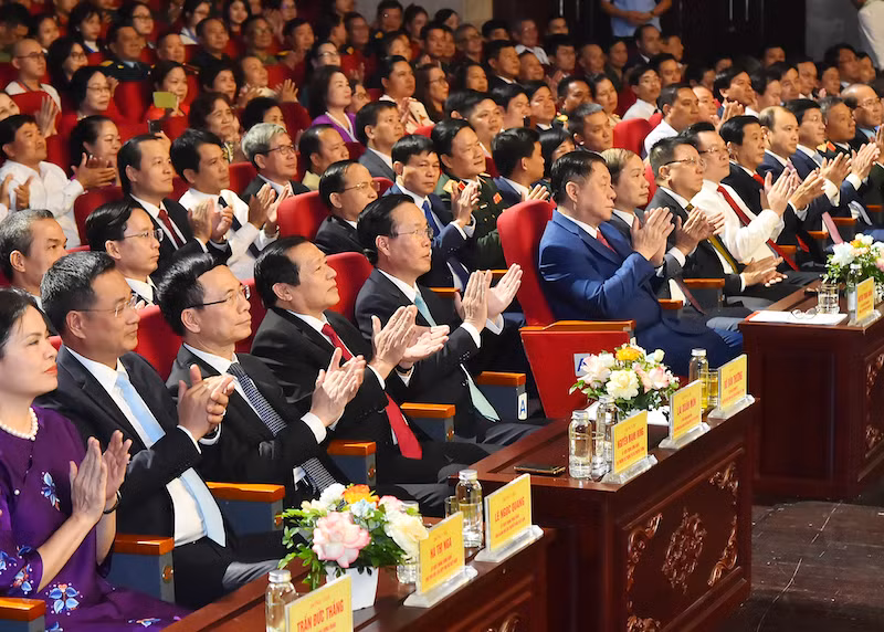 Chủ tịch nước Võ Văn Thưởng cùng các đồng chí lãnh đạo Đảng, Nhà nước và các đại biểu dự Chương trình “Hồ Chí Minh - Hành trình khát vọng 2023”. (Ảnh: Thủy Nguyên)