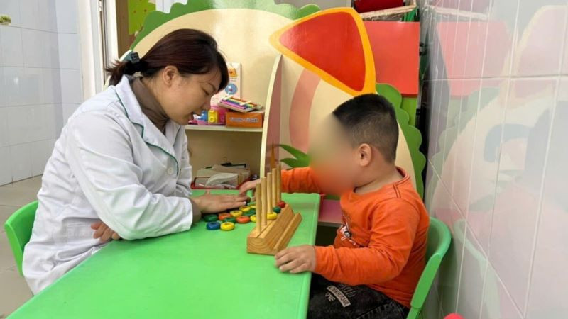 Trong y học cổ truyền, rối loạn phổ tự kỷ (ASD) được mô tả trong phạm vi chứng “ngũ trì” (5 chứng chậm ở trẻ em), trong đó nổi bật nhất là chứng chậm nói.