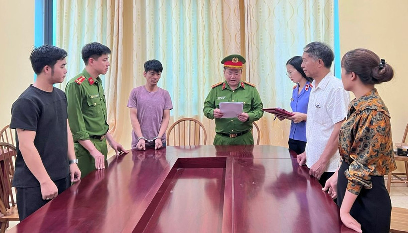Cơ quan Cảnh sát điều tra Công an huyện Yên Sơn đọc lệnh bắt tạm giam đối tượng Nguyễn Văn Bằng.