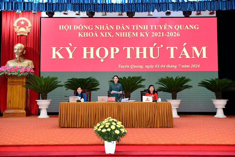 Các đồng chí chủ tọa kỳ họp.