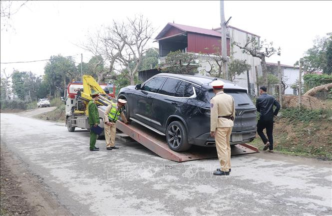 Đội tuần tra kiểm soát giao thông đường bộ số 1, Phòng Cảnh sát Giao thông, Công an tỉnh Yên Bái xử lý nghiêm các trường hợp vi phạm nồng độ cồn. Ảnh: TTXVN