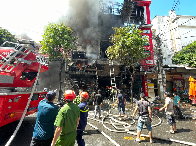 [Ảnh] Cháy lớn tại thành phố Buôn Ma Thuột, tỉnh Đắk Lắk