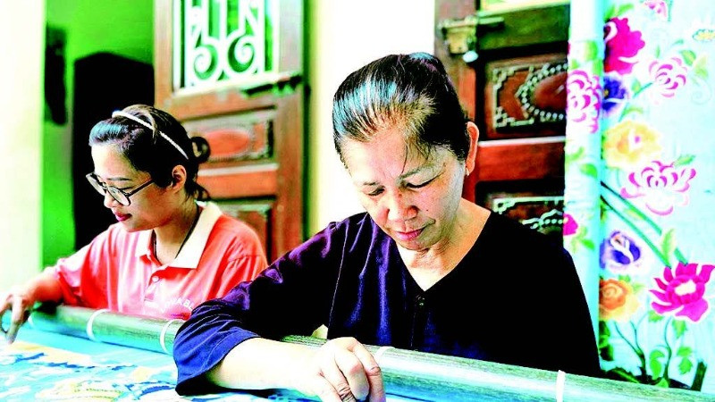 Các sản phẩm thêu ren Văn Lâm ngày càng được đổi mới, đáp ứng thị hiếu của du khách. (Ảnh SỞ DU LỊCH NINH BÌNH)