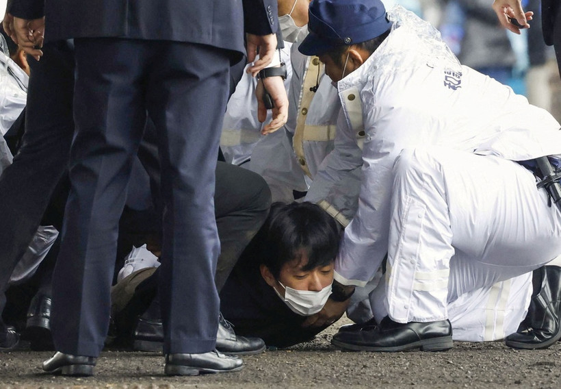 Cảnh sát vây bắt nghi phạm. (Nguồn: Reuters)
