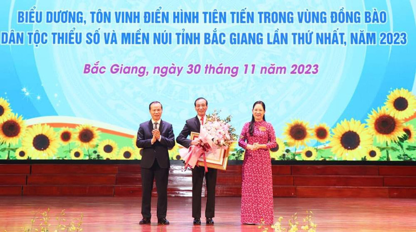 Thừa ủy quyền của Chủ tịch nước, các đồng chí: Nông Thị Hà, Mai Sơn trao Huân chương Lao động Hạng Ba cho đồng chí Chu Quý Minh (giữa).