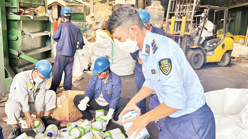 Lực lượng quản lý thị trường kiểm đếm tiêu hủy hàng lậu, hàng không rõ nguồn gốc, xuất xứ. (Ảnh Cục Quản lý thị trường Thành phố Hồ Chí Minh) 