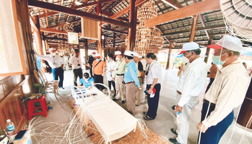 Nghệ nhân trình diễn phục vụ du khách tại Làng nghề Trường Sơn (Nha Trang, Khánh Hòa). (Ảnh Phong Nguyên)
