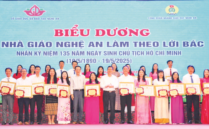 Trao giấy khen, tặng các cá nhân tiêu biểu trong buổi lễ.