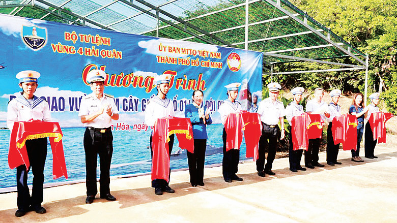 Lãnh đạo Ủy ban Mặt trận Tổ quốc Việt Nam Thành phố Hồ Chí Minh và Bộ Tư lệnh Vùng 4 cắt băng khánh thành bàn giao các công trình vườn ươm cây giống số 1. (Ảnh LÊ HÙNG)