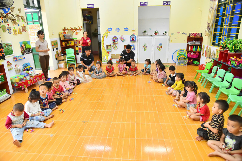 Các nhà hảo tâm trao quà tặng học sinh Trường mầm non Hợp Thành (xã Hợp Thành, thành phố Lào Cai, tỉnh Lào Cai). (Ảnh MỸ HÀ)