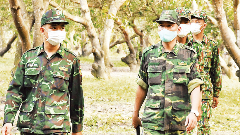 Cán bộ, chiến sĩ Bộ đội Biên phòng tỉnh Tây Ninh tuần tra bảo vệ biên giới. 