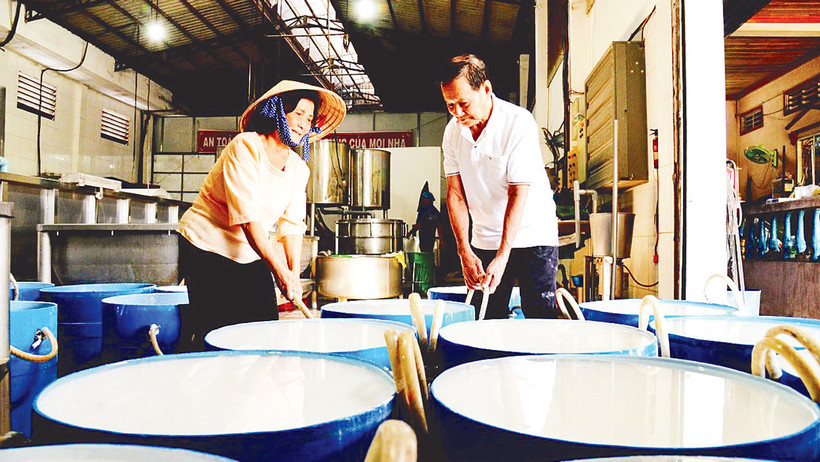 Nghề làm bột gạo tươi của cơ sở sản xuất bột gạo Tư Nương, Phường 2, thành phố Sa Đéc. 