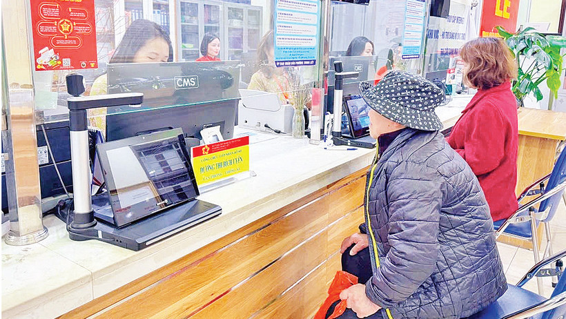 Người dân đến làm thủ tục hành chính tại phường Trung Liệt, quận Đống Đa trong sáng 3/2. 