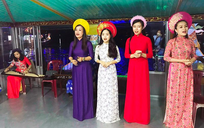 Các ca sĩ biểu diễn ca Huế phục vụ du khách trên sông Hương. 