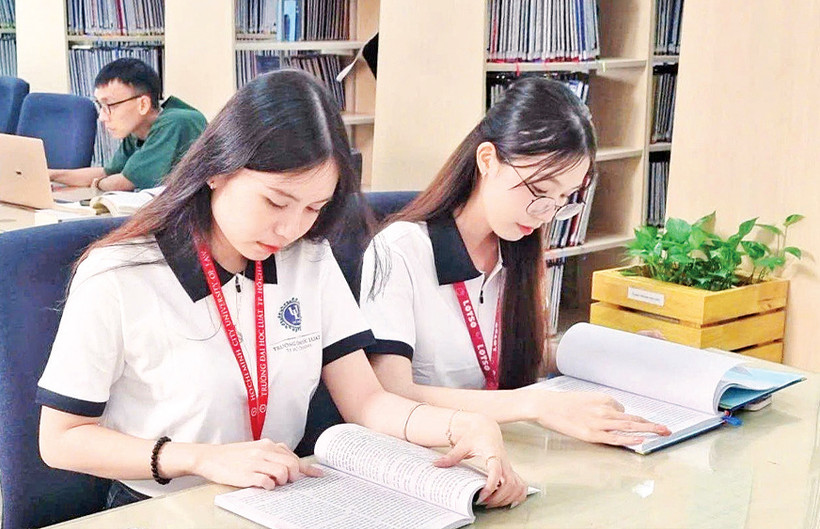 Sinh viên Trường đại học Luật Thành phố Hồ Chí Minh học tập tại nhà trường. 