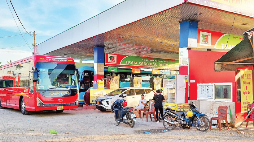 Nhiều xe giường nằm hoạt động trá hình, hẹn đón trả khách ở các cây xăng dọc Quốc lộ 13, thành phố Thủ Ðức. 