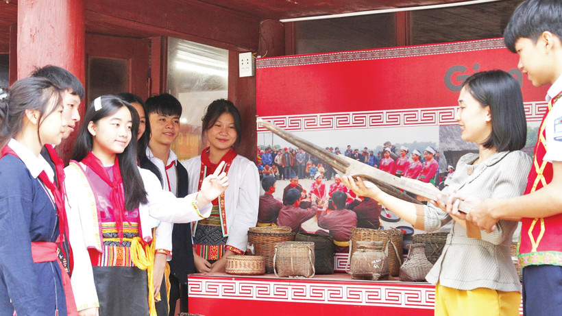 Nhiều nét đẹp văn hóa truyền thống của người Mường luôn được thế hệ trẻ gìn giữ, phát triển. 