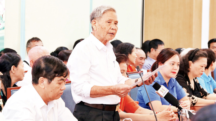 Cử tri nêu ý kiến ở buổi tiếp xúc cử tri tại quận Đống Đa trước kỳ họp thứ 6 Quốc hội khóa XV.