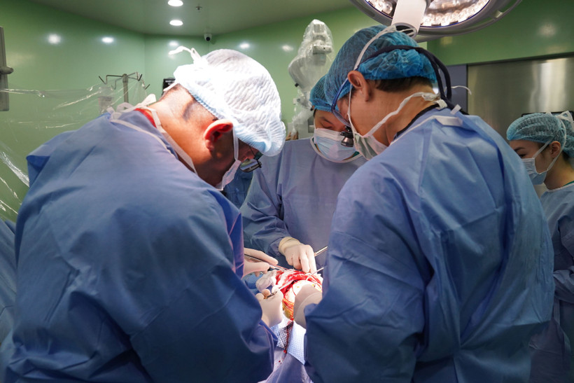 Các bác sĩ thực hiện ca phẫu thuật. (Ảnh TRƯỜNG GIANG) 