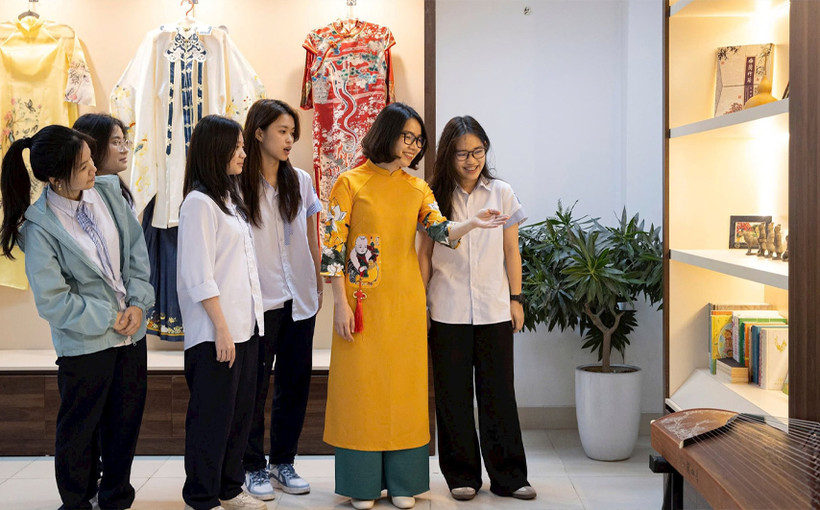 Cô và trò cùng tham quan Phòng giao lưu văn hóa Việt-Trung mới được thành lập. 