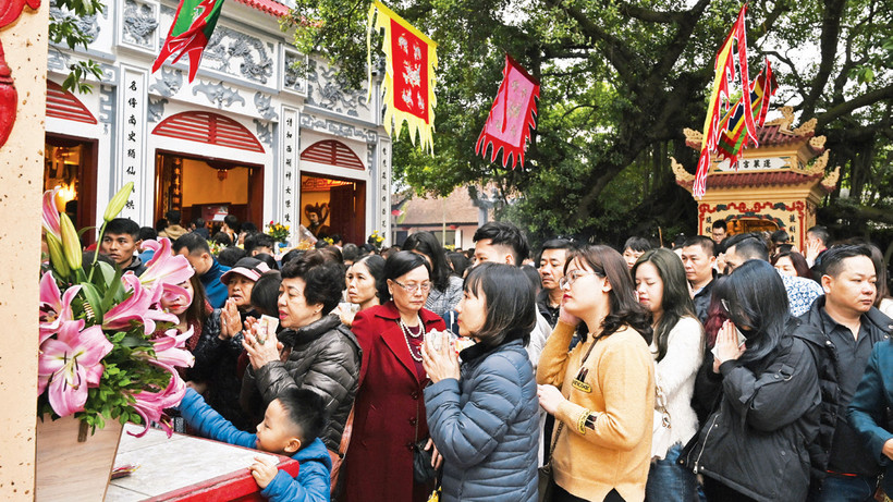Người dân đi lễ đầu năm mới tại Phủ Tây Hồ, Hà Nội. (Ảnh ĐĂNG ANH) 