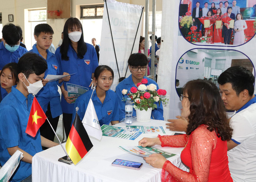 Gần 1.000 đoàn viên, thanh niên các dân tộc tham gia ngày hội việc làm.