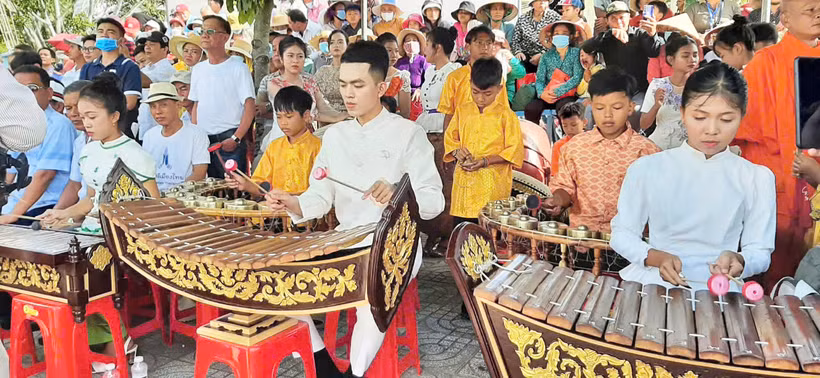 Đồng bào Khmer biểu diễn nhạc cụ dân tộc. (Ảnh QUỐC TRINH) 