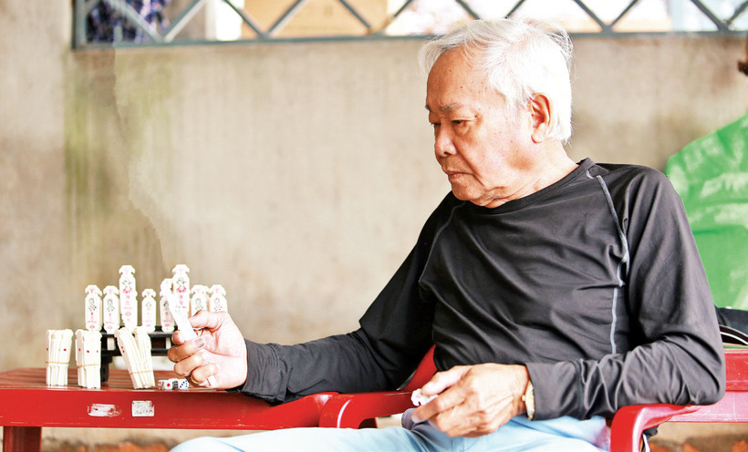 Ông Tố kiểm tra bộ xăm hường vừa hoàn thiện. 