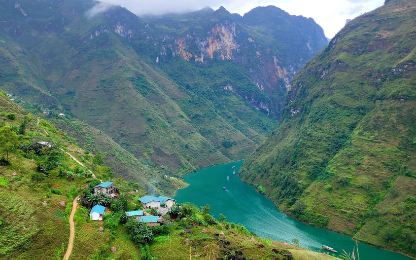 Sông Nho Quế (Hà Giang) như dải lụa xanh giữa núi non hùng vĩ luôn thu hút khách du lịch. 