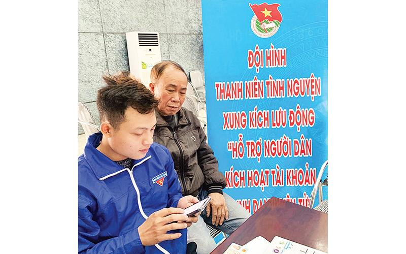 Thanh niên quận Hoàng Mai hỗ trợ người dân kích hoạt tài khoản định danh điện tử. 