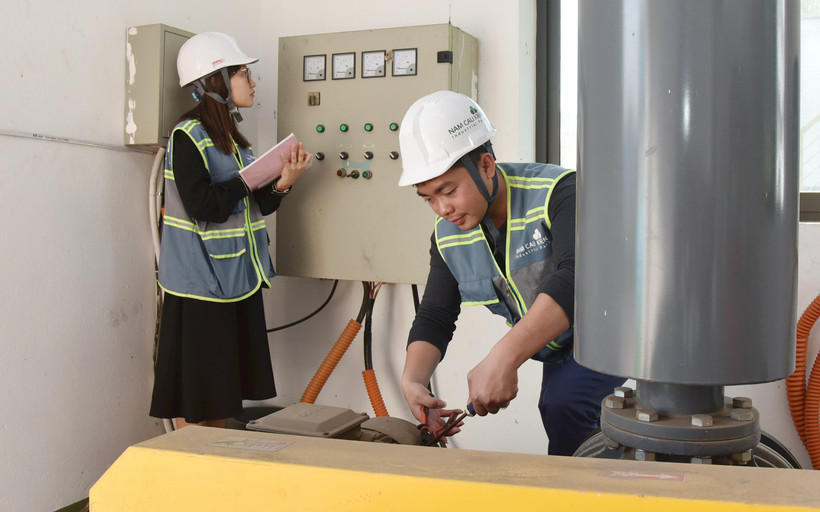 Kỹ sư vận hành Nhà máy xử lý nước thải tập trung , Khu công nghiệp Nam Cầu Kiền (Hải Phòng). (Ảnh An Khánh) 