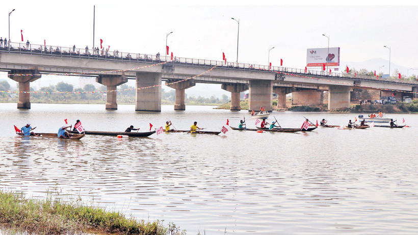 Các vận động viên xuất phát trên đường đua .