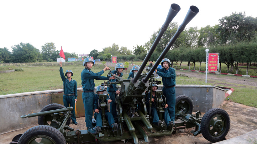 Bộ đội Tiểu đoàn 24, Sư đoàn 377, Quân chủng Phòng không-Không quân trong giờ huấn luyện. 