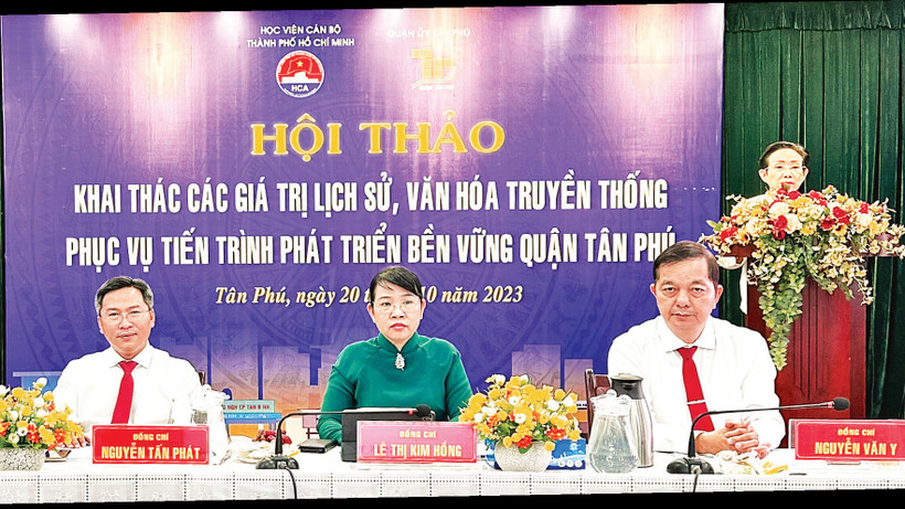Các đại biểu chủ trì Hội thảo “Khai thác các giá trị lịch sử, văn hóa truyền thống phục vụ tiến trình phát triển bền vững quận Tân Phú”. (Ảnh QUẬN TÂN PHÚ)