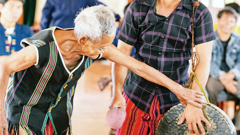 Già làng Hồ Cu Chảnh truyền dạy theo kiểu “cầm tay chỉ việc” nên học viên rất thích thú. 