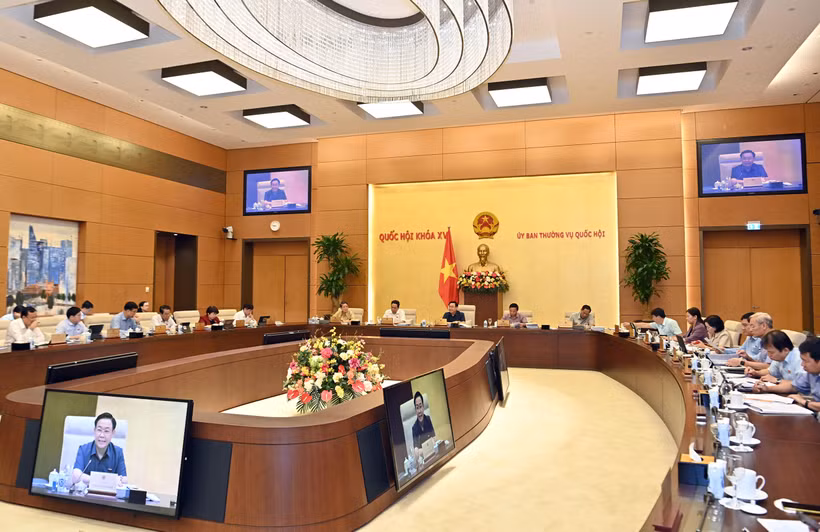 Phiên họp chuyên đề pháp luật của Ủy ban Thường vụ Quốc hội thảo luận dự án Luật Ðất đai (sửa đổi). (Ảnh DUY LINH) 