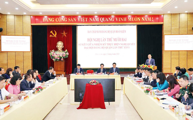 Hội nghị lần thứ 12, Ban Chấp hành Ðảng bộ quận Hoàn Kiếm, sơ kết giữa nhiệm kỳ (2020-2025) thực hiện Nghị quyết Ðại hội lần thứ 26 Ðảng bộ quận. (Ảnh VIỆT TUẤN) 