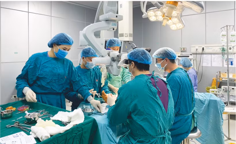 Các bác sĩ Bệnh viện Bỏng quốc gia Lê Hữu Trác (Học viện Quân y) mổ vi phẫu nối bạch mạch-tĩnh mạch cho bệnh nhân. 
