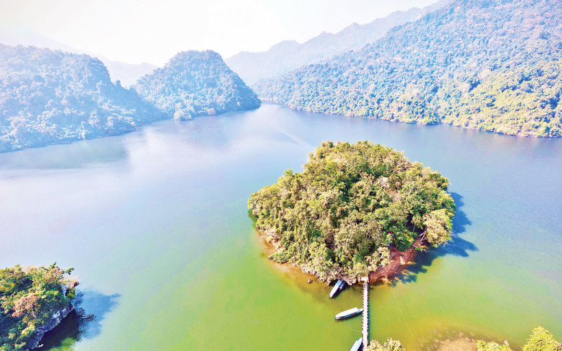 Hồ Ba Bể theo tiếng địa phương là "Slam Pé" (nghĩa là ba hồ) gồm Pé Lầm, Pé Lù và Pé Lèng. Mặt hồ trải dài 8km, rộng từ 200m đến 1km, độ sâu trung bình 17-23m, nơi sâu nhất là 29m.