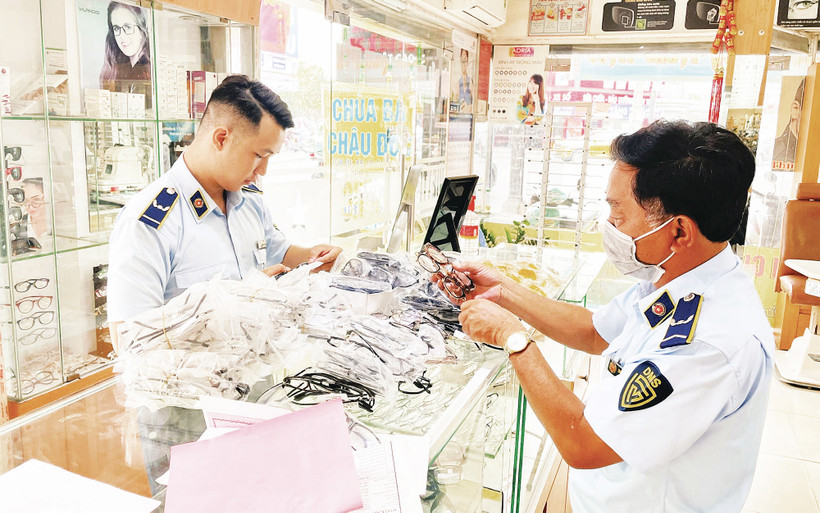 Lực lượng quản lý thị trường kiểm tra mắt kính thời trang không rõ nguồn gốc, xuất xứ tại Phường 11, quận Bình Thạnh. (Ảnh CTV) 